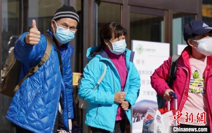 圖為滯留游客點(diǎn)贊內(nèi)蒙古。　馮靜 攝