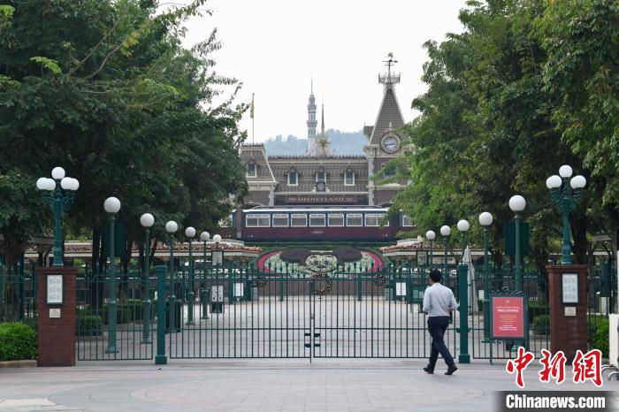 因曾有初步確診病人到訪，香港迪士尼樂園于17日關(guān)閉一天?！±钪救A 攝