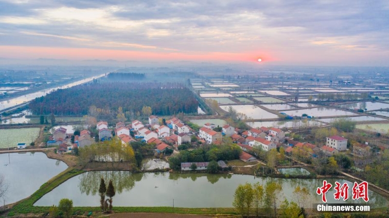 初冬漲渡湖五彩斑斕 美如畫卷