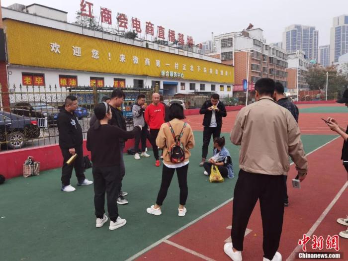 籃球場(chǎng)上，眾人正在討論帶貨短視頻的拍攝。周孫榆 攝