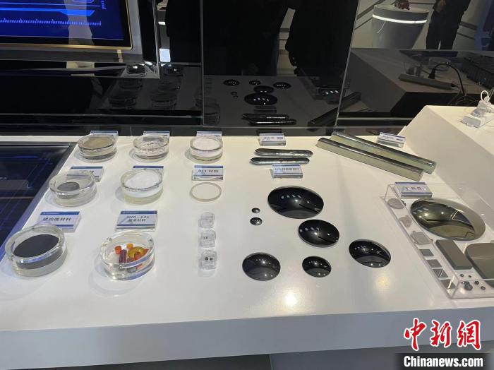圖為鍺功能材料、鍺加工材料與鍺產(chǎn)品展示。　繆超 攝