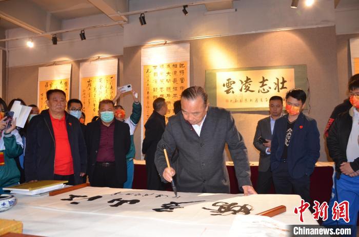 圖為“鐵軍老戰(zhàn)士”、著名書法家、解放軍報(bào)原副總編輯連俊義少將現(xiàn)場(chǎng)揮毫?！☆佇玛?yáng) 攝 攝