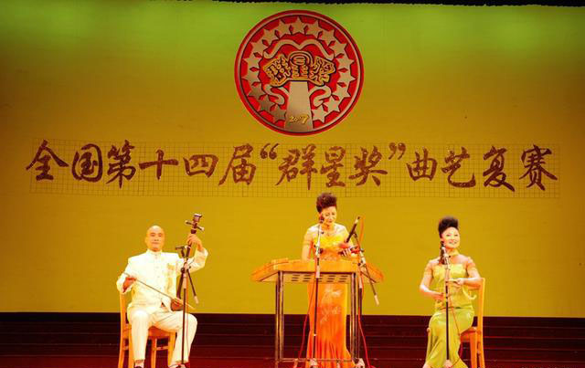 【徐州琴書《一個女人三個娘》獲國家文化部群星大獎。國家一級演員張巧玲（右）、國家一級演員蔣立俠