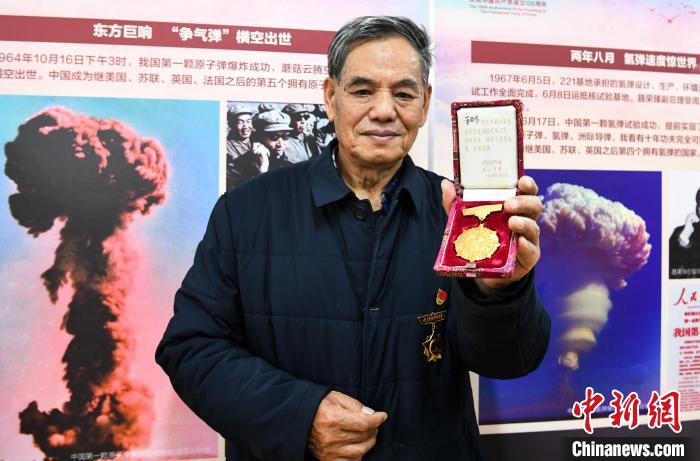 11月25日，安徽合肥，董殿舉老人向年輕人講述當(dāng)時工作中的故事。　韓蘇原 攝