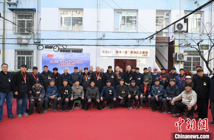 11月25日，安徽合肥，部分曾就職在核工業(yè)部原國營221廠的退休職工在展館前合影留念?！№n蘇原 攝