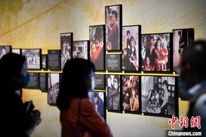 觀眾參觀展覽?！±钪救A 攝