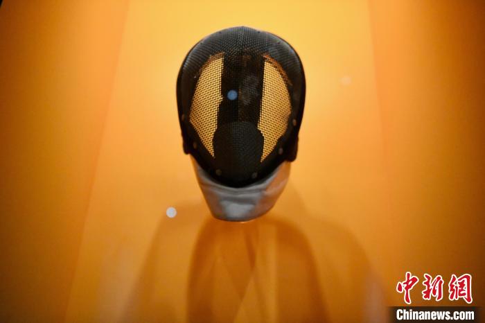 李小龍在香港求學期間曾學習劍擊使用的面罩，后來他將劍擊的實戰(zhàn)概念及技術融入自創(chuàng)的武術系統(tǒng)中?！±钪救A 攝