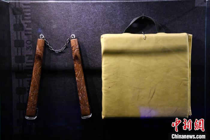 李小龍于電影中使用的雙截棍及踢墊。　李志華 攝