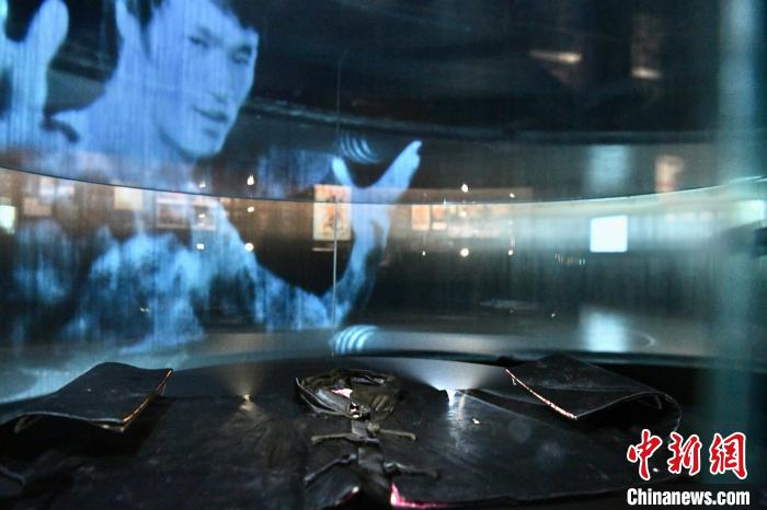 展示李小龍的嬰兒上衣?！±钪救A 攝