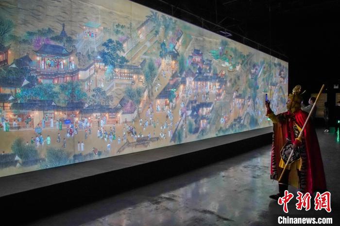 圖為參觀者在觀展。　陳冠言 攝