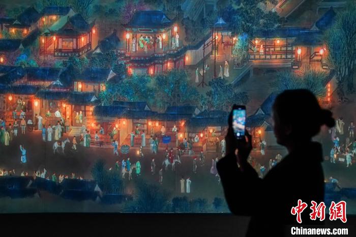 圖為參觀者在觀展?！￡惞谘?攝