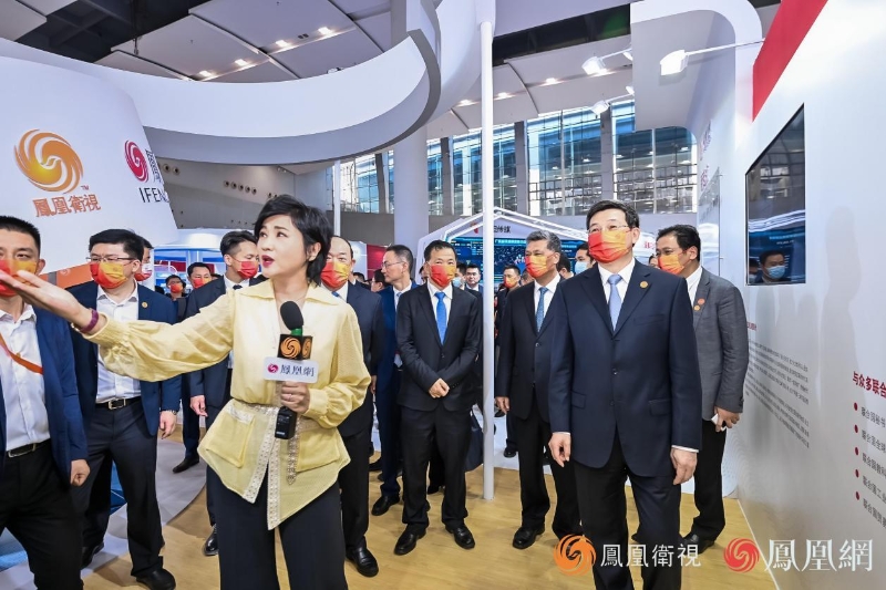 鳳凰主持人吳小莉向賀一誠(chéng)、慎海雄、莊榮文、傅華、馬興瑞等領(lǐng)導(dǎo)介紹鳳凰展臺(tái)