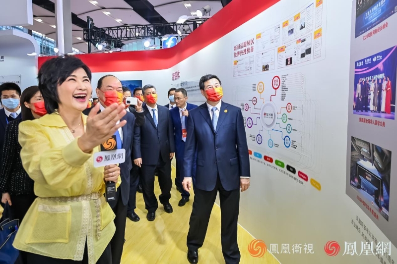 鳳凰主持人吳小莉向賀一誠(chéng)、慎海雄、莊榮文、傅華、馬興瑞等領(lǐng)導(dǎo)介紹鳳凰展臺(tái)