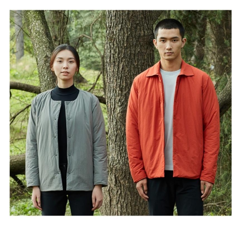 輕量不易沾水系列的復(fù)合夾克，表面選用不易沾水的材質(zhì)，里襯采用吸濕發(fā)熱的不織布面料，能夠?qū)⑸眢w產(chǎn)生的水蒸氣吸收并轉(zhuǎn)換成熱量，給身體溫暖而舒適的守護(hù)，因?yàn)椴馁|(zhì)輕盈，除了作為外套穿著，還可用作內(nèi)搭。