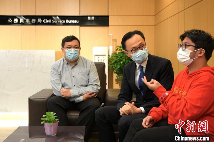 聶德權(quán)(中)與兩名參加特區(qū)政府實(shí)習(xí)計劃的展亮技能發(fā)展中心學(xué)生合照。　香港特區(qū)政府新聞處供圖