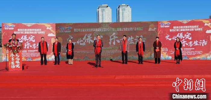 河北保定市民“趕場”特色文博會450種“地產(chǎn)寶貝”引圍觀