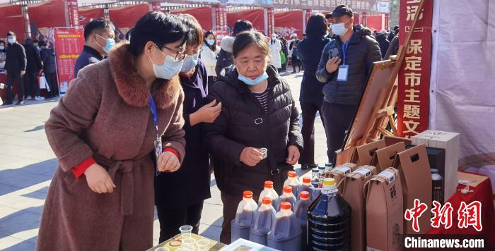 市民了解蠡縣“麻山藥醋”產(chǎn)品?！⌒烨擅?攝
