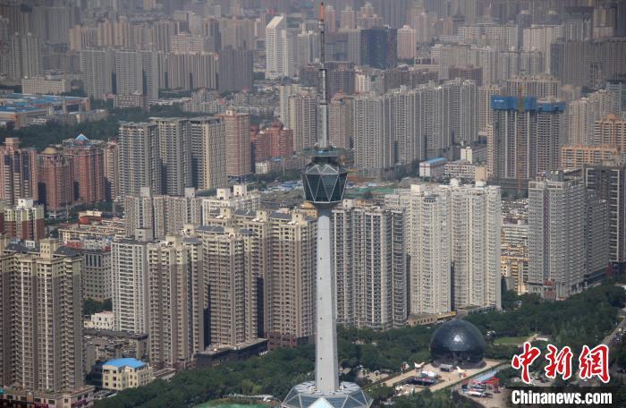 資料圖：西安電視塔附近的眾多樓盤。　張一辰 攝