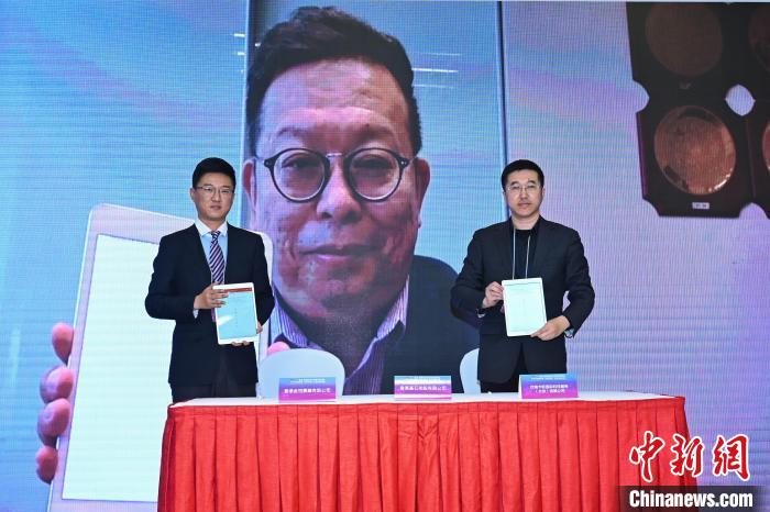 活動現(xiàn)場還舉行了京港兩地合作項目簽約儀式?！埮d龍 攝