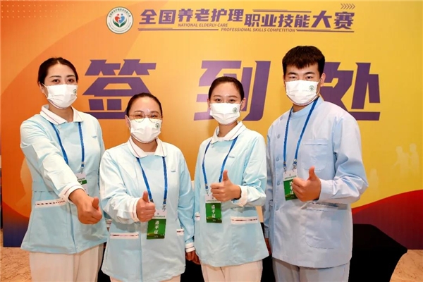 據(jù)悉,本次大賽是我國(guó)養(yǎng)老服務(wù)領(lǐng)域首次舉辦的競(jìng)賽規(guī)格最高、參與人數(shù)最多、技能水平最高、影響力最廣的職業(yè)技能大賽。有來(lái)自全國(guó)各省(自治區(qū)、直轄市)和新疆生產(chǎn)建設(shè)兵團(tuán)的32支代表隊(duì)128名選手參加比賽。比賽主要包括理論知識(shí)和操作技能考核兩部分。理論知識(shí)主要考核養(yǎng)老護(hù)理員對(duì)《養(yǎng)老護(hù)理員國(guó)家職業(yè)技能標(biāo)準(zhǔn)(2019年版)》知識(shí)要求的理解掌握;操作技能主要考核養(yǎng)老護(hù)理員針對(duì)老年人身體、精神狀況提供生活照護(hù)、基礎(chǔ)照護(hù)、康復(fù)服務(wù)、心理支持等服務(wù)的實(shí)操能力。