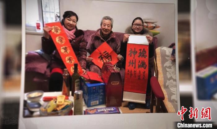 幸存者老人們把紀(jì)念館的工作人員和志愿者們當(dāng)成了親人，大家也把老人們當(dāng)成了自己的親爺爺親奶奶?！∧暇┣秩A日軍受害者援助協(xié)會供圖