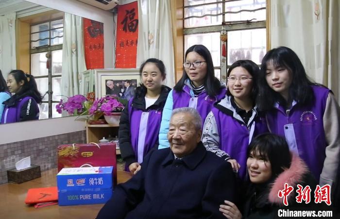 紀(jì)念館志愿者們和幸存者老人在一起?！∧暇┣秩A日軍受害者援助協(xié)會供圖