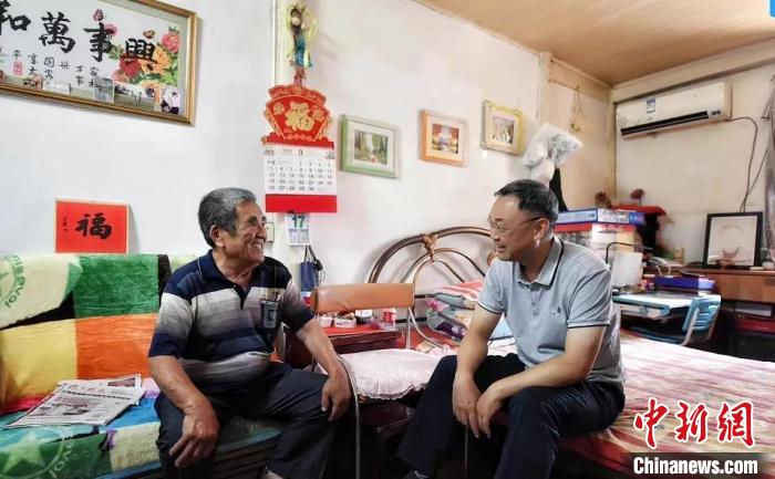 每逢節(jié)假日，援助協(xié)會總是挨家挨戶上門慰問幸存者老人們?！∧暇┣秩A日軍受害者援助協(xié)會供圖