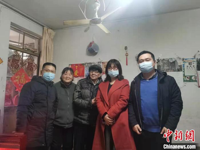 李雪晴(右二)和同事們到幸存者老人家中慰問?！∧暇┣秩A日軍受害者援助協(xié)會供圖