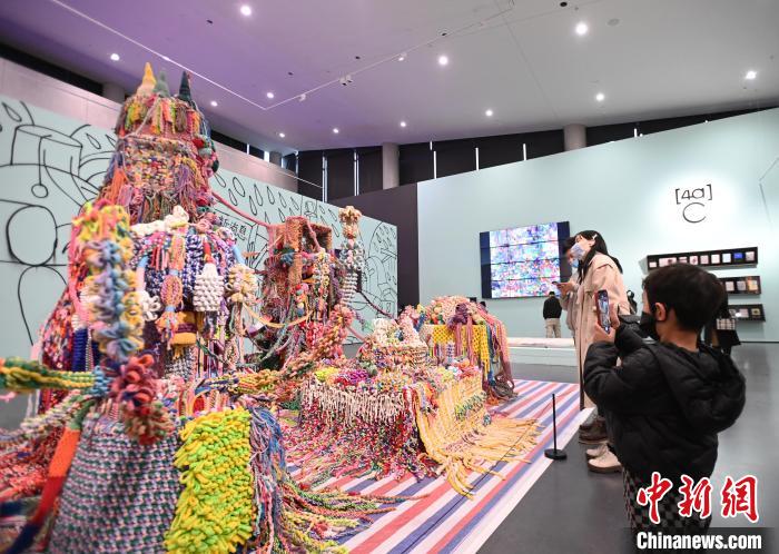 觀眾參觀展覽?！“苍?攝