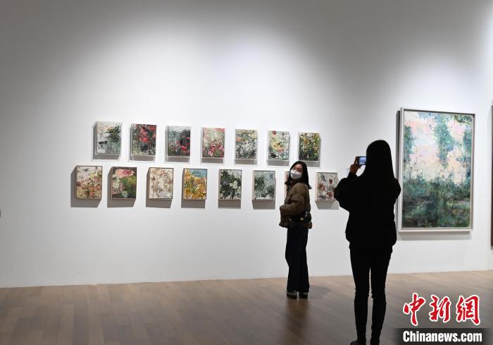 觀眾在展覽廳拍照留念?！“苍?攝