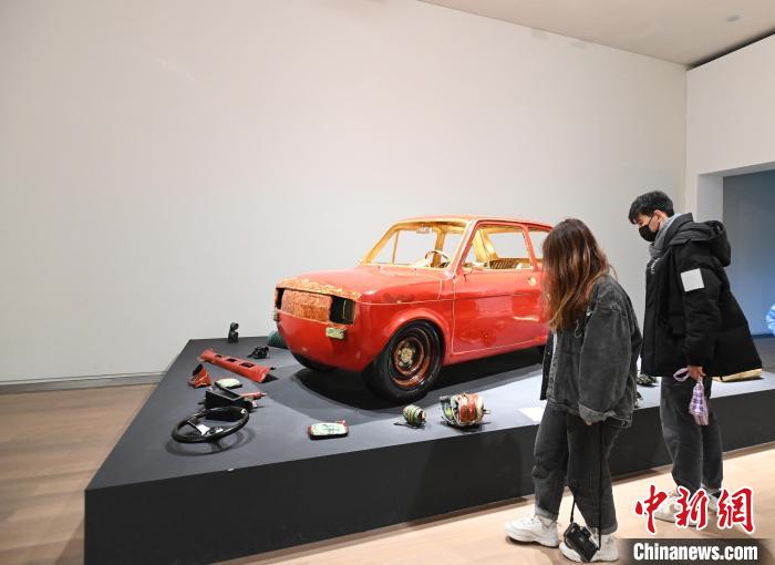 觀眾參觀展覽?！“苍?攝