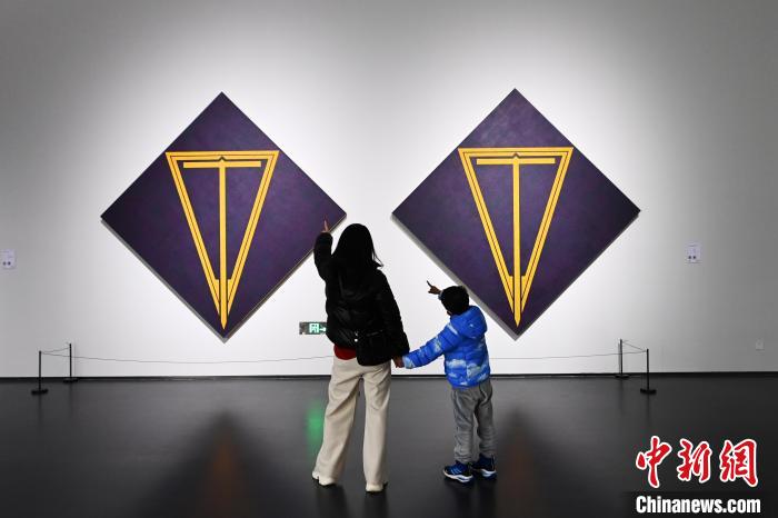 觀眾參觀展覽。　安源 攝