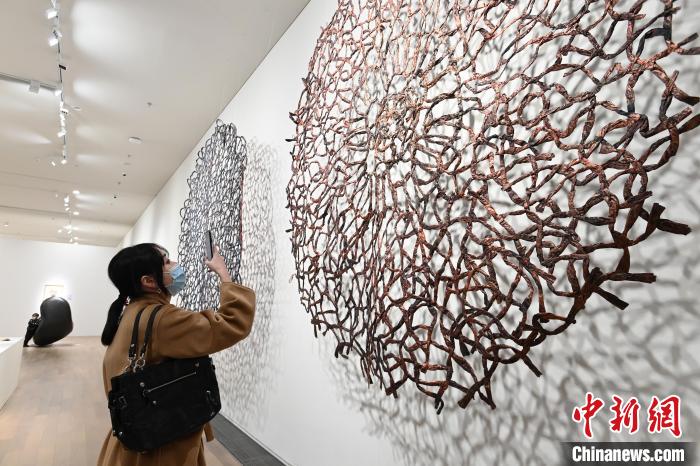 觀眾參觀展覽?！“苍?攝