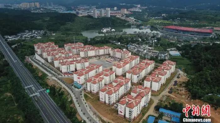 2020年7月，航拍貴州省遵義市湄潭縣黃家壩街道田壩社區(qū)崇德小區(qū)移民安置點(diǎn)。<a target='_blank' href='/'>中新社</a>記者 瞿宏倫 攝