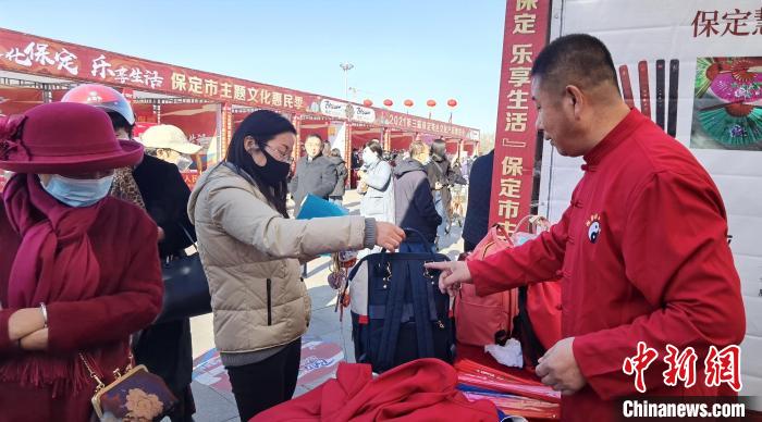 市民在選購白溝箱包。