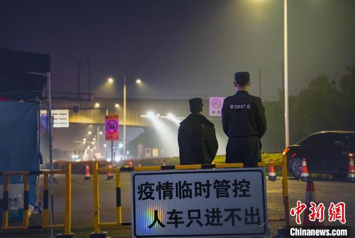 隔離不隔愛(ài)封控小區(qū)的內(nèi)外“雙向奔赴”