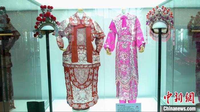 “同舟共濟 志同道合”港穗雙城圖片展覽展出香港八和會館借出的汪明荃及羅家英戲服。　香港地方志中心供圖