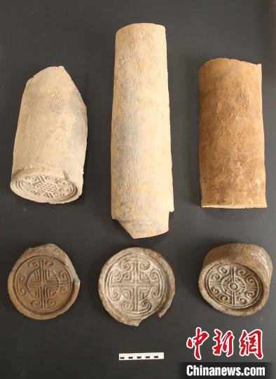 陶窯遺址出土的筒瓦及瓦當(dāng)組合?！￡兾魇】脊叛芯吭汗﹫D