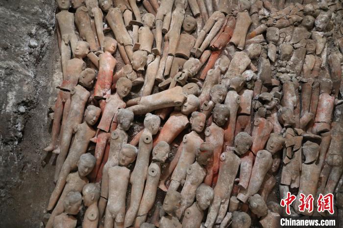 江村大墓K15出土的部分彩繪著衣式陶俑?！￡兾魇】脊叛芯吭汗﹫D