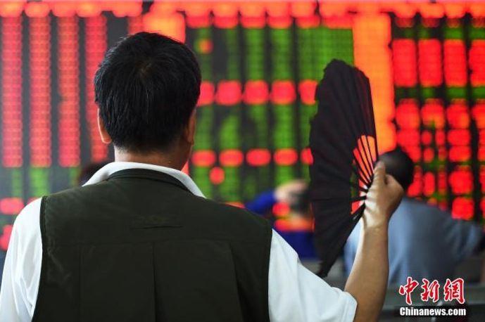 資料圖：股民一邊搖扇一邊關(guān)注股市大盤。&nbsp;<a target='_blank' href='/'>中新社</a>發(fā) 武俊杰 攝