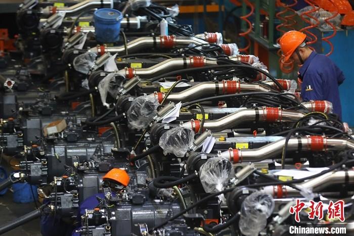 資料圖：一家制造企業(yè)內(nèi)，工人在生產(chǎn)線上忙碌。
<a target='_blank' href='/'>中新社</a>記者 泱波 攝
