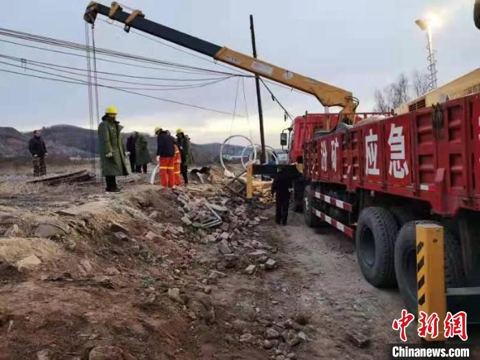 孝義市已成立應(yīng)急救援指揮部，組織力量開(kāi)展救援?！‖F(xiàn)場(chǎng)供圖