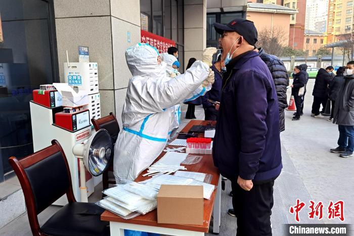 圖為西安出租車、網(wǎng)約車司機開展核酸檢測。　西安市出租汽車管理處 供圖