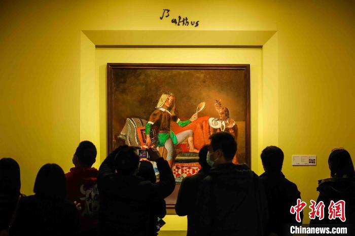 《鏡子里的貓Ⅲ》吸引眾多觀眾?！∮罉放馁u供圖     圖片來源：中新網(wǎng)