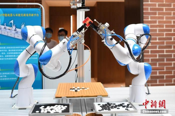 資料圖：華南理工大學(xué)廣州國(guó)際校區(qū)為學(xué)生打造先進(jìn)的科研平臺(tái)。<a target='_blank' href='/'>中新社</a>記者 陳楚紅 攝