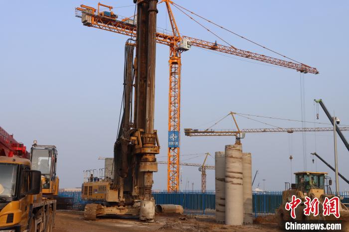 圖為現(xiàn)場咬合樁施工?！÷勑掠?攝