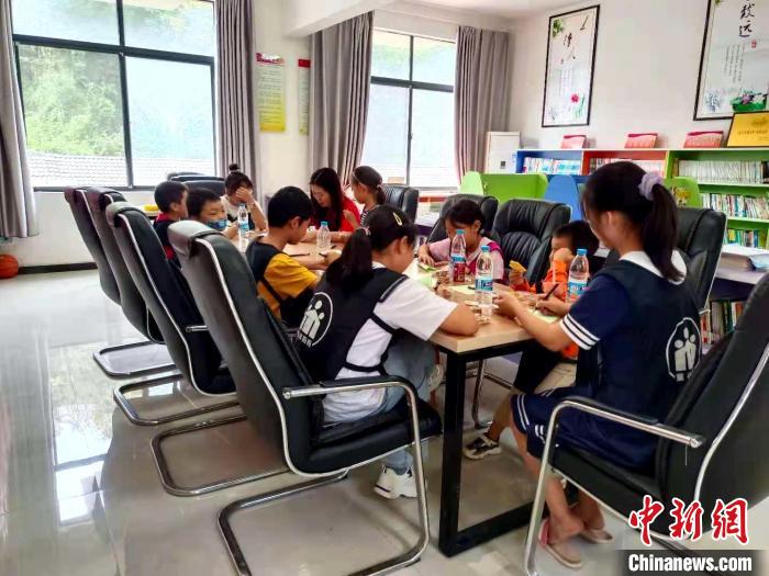 南漳縣長坪鎮(zhèn)園家灣易遷安置點，孩子們在圖書室看書學習 (資料圖) 長坪社區(qū)居委會提供