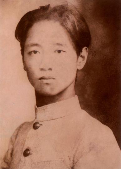 1930年考入山東大學(xué)后臧克家學(xué)籍卡上的照片?！∴嵦K伊提供