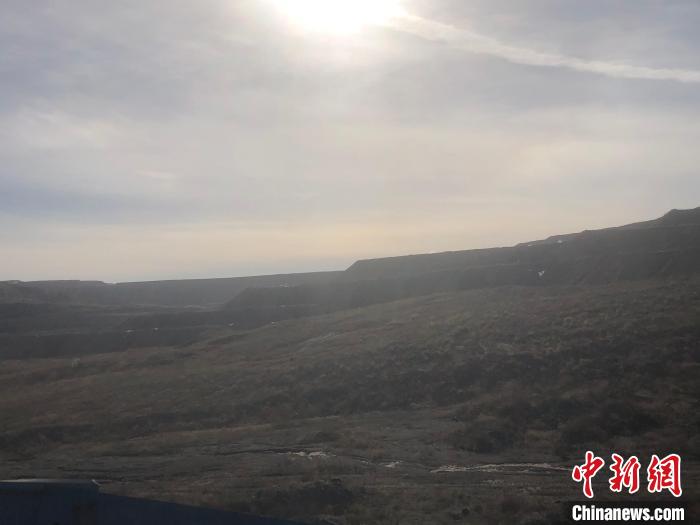 在中午陽光照射下，填埋過的土地上不時冒出陣陣白煙?！±钔ヒ?攝