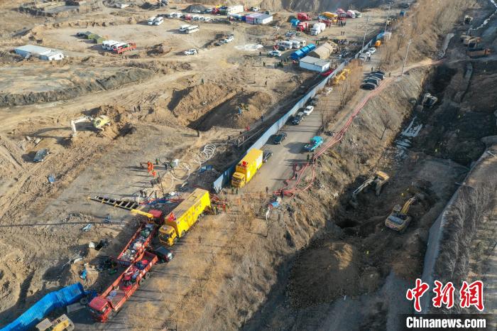 仔細(xì)分辨即可看出這約600平方米鋼板上覆蓋的黃土與周邊的黃土顏色不同?！∥淇〗?攝